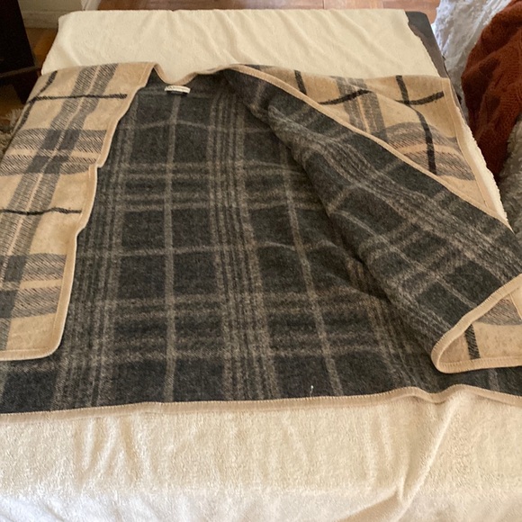 Neiman Marcus beautiful Ruana Cape/Shawl. This is so beautiful & chic - Picture 10 of 10